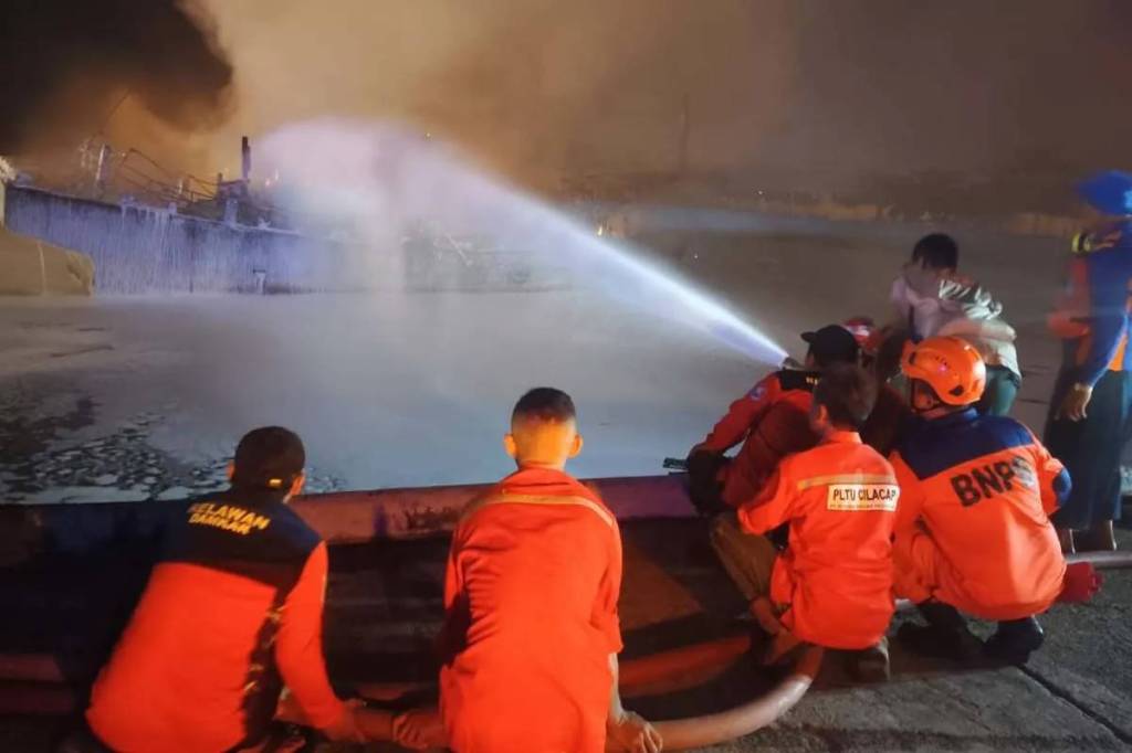Waduh! Kapal di Pelabuhan Perikanan Samudra Cilacap&nbsp;Terbakar