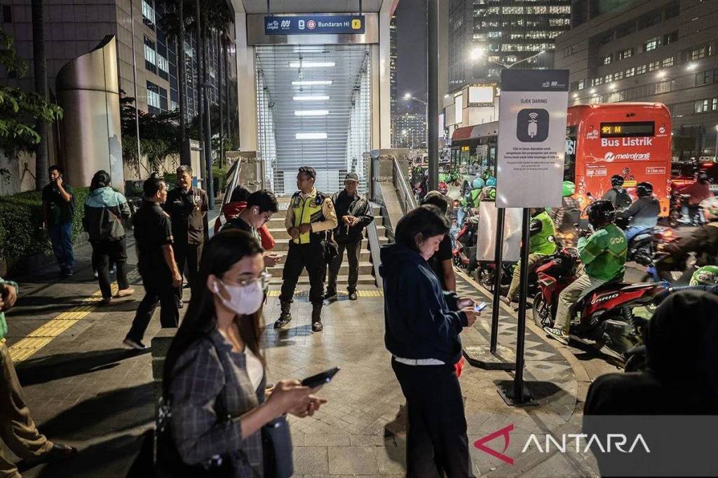 Crane Kenai Bagian Depan Kereta, Operasional MRT Jakata Sempat Ditutup&nbsp;Total