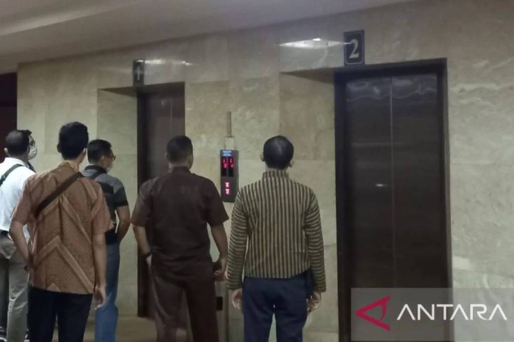 Tak Cuma Pemkot Semarang, KPK Lanjut Geledah Gedung DPRD Jawa&nbsp;Tengah