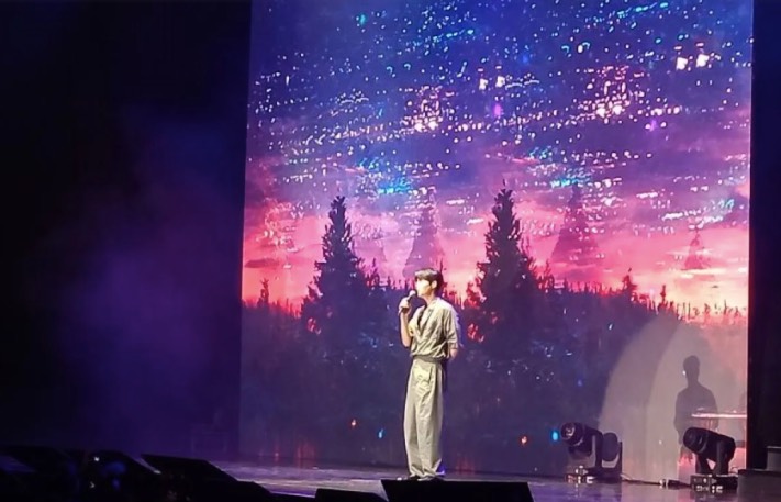 Kim Seon Ho Menangis Dapat Kado dari Fans di&nbsp;Jakarta