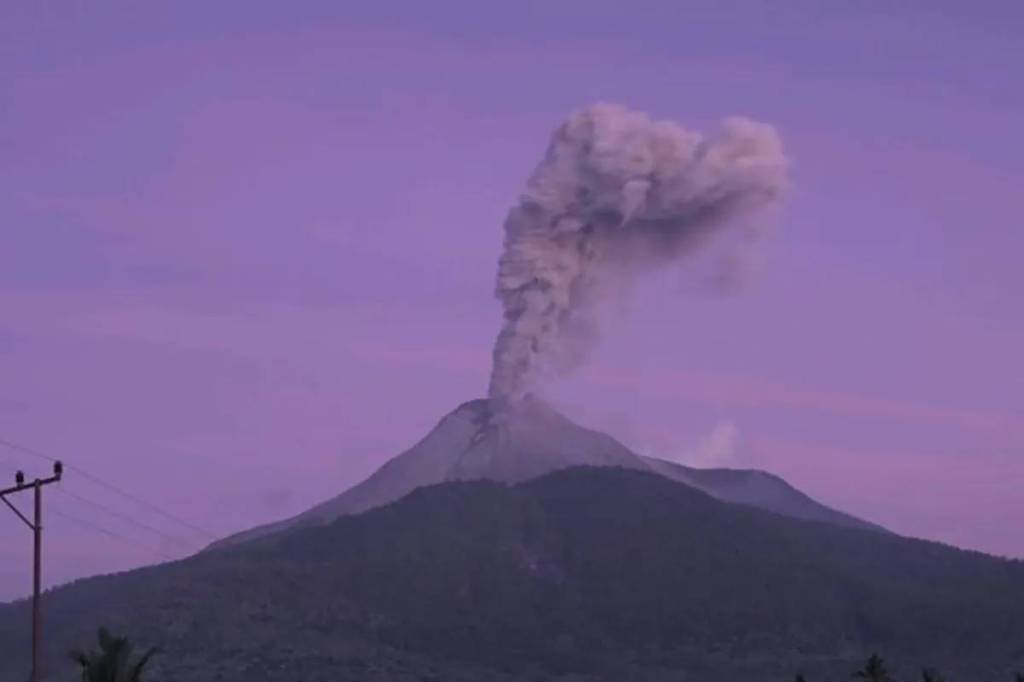 Gunung Lewotobi Laki-Laki Erupsi, Letusan Setinggi 700&nbsp;Meter