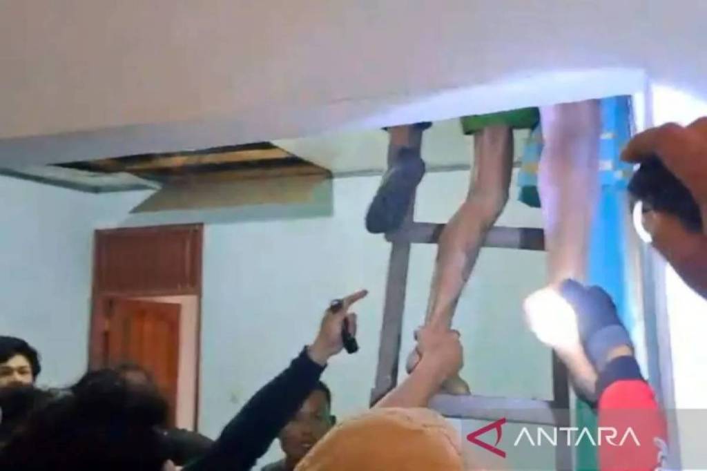 Tersangka Pembunuh Gadis Penjual Gorengan di Padang Pariaman Akhirnya Ditangkap, Sempat Sembunyi di&nbsp;Loteng