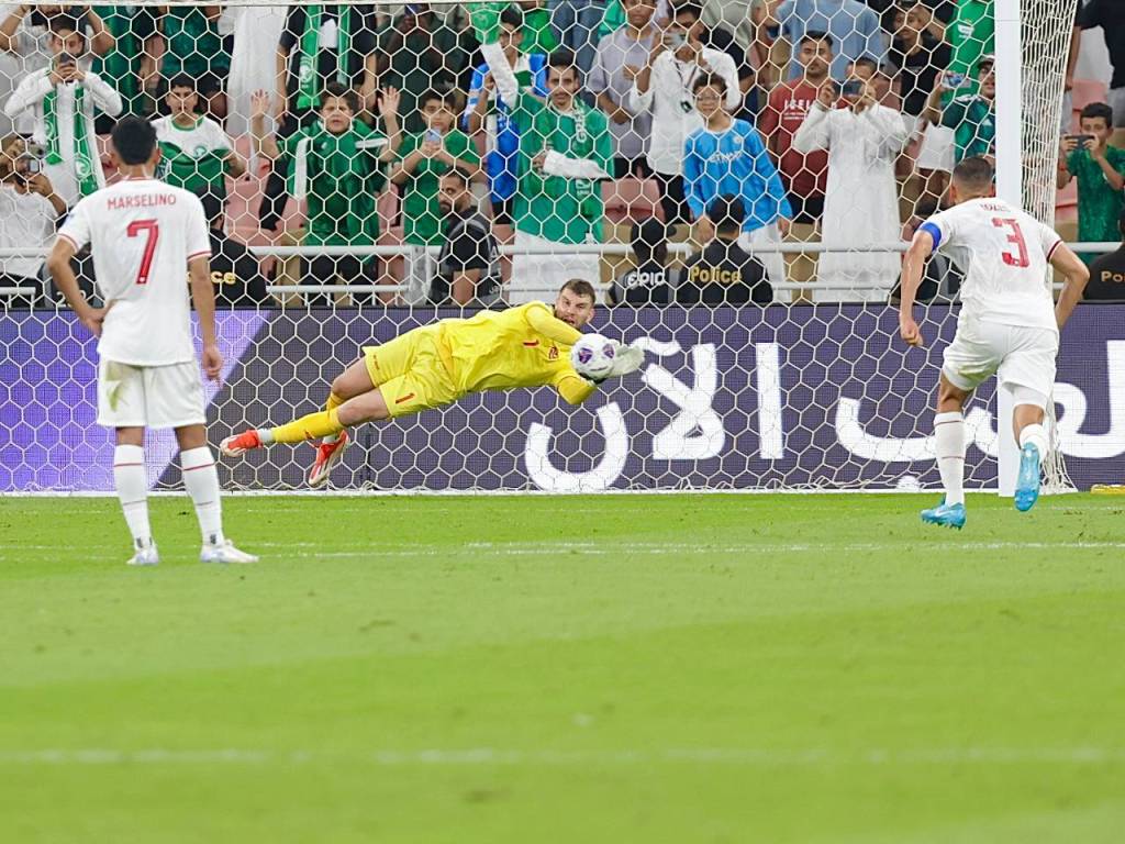 Gocekan Maut Maarten Paes Kelabuhi Striker Bayern Munchen, AFC&nbsp;Tercengang